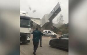 Ураган звалив вежу з годинником у Чаталджі (Стамбул)