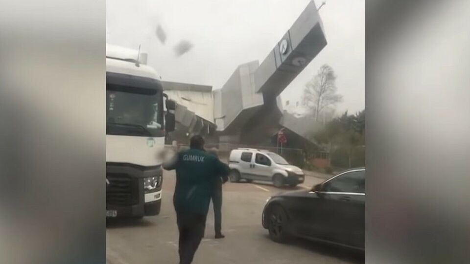 Ураган свалил башню с часами в Чаталдже (Стамбул)