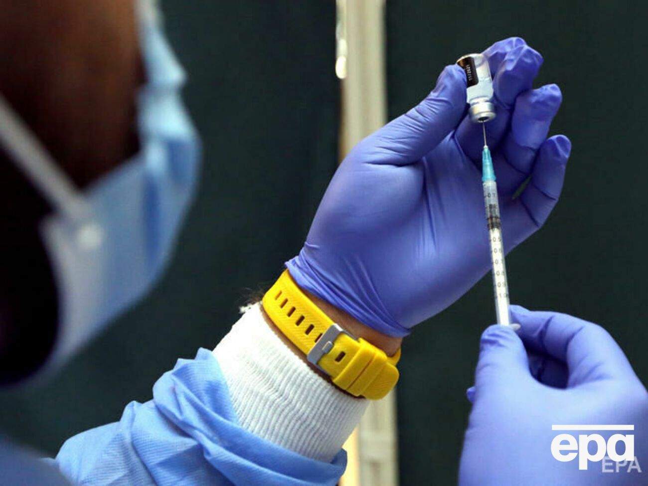 Johnson & Johnson розпочала створення вакцини проти штаму "Омікрон"