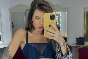 Надя Дорофєєва показала нове фото в обтислій сукні з високим розрізом