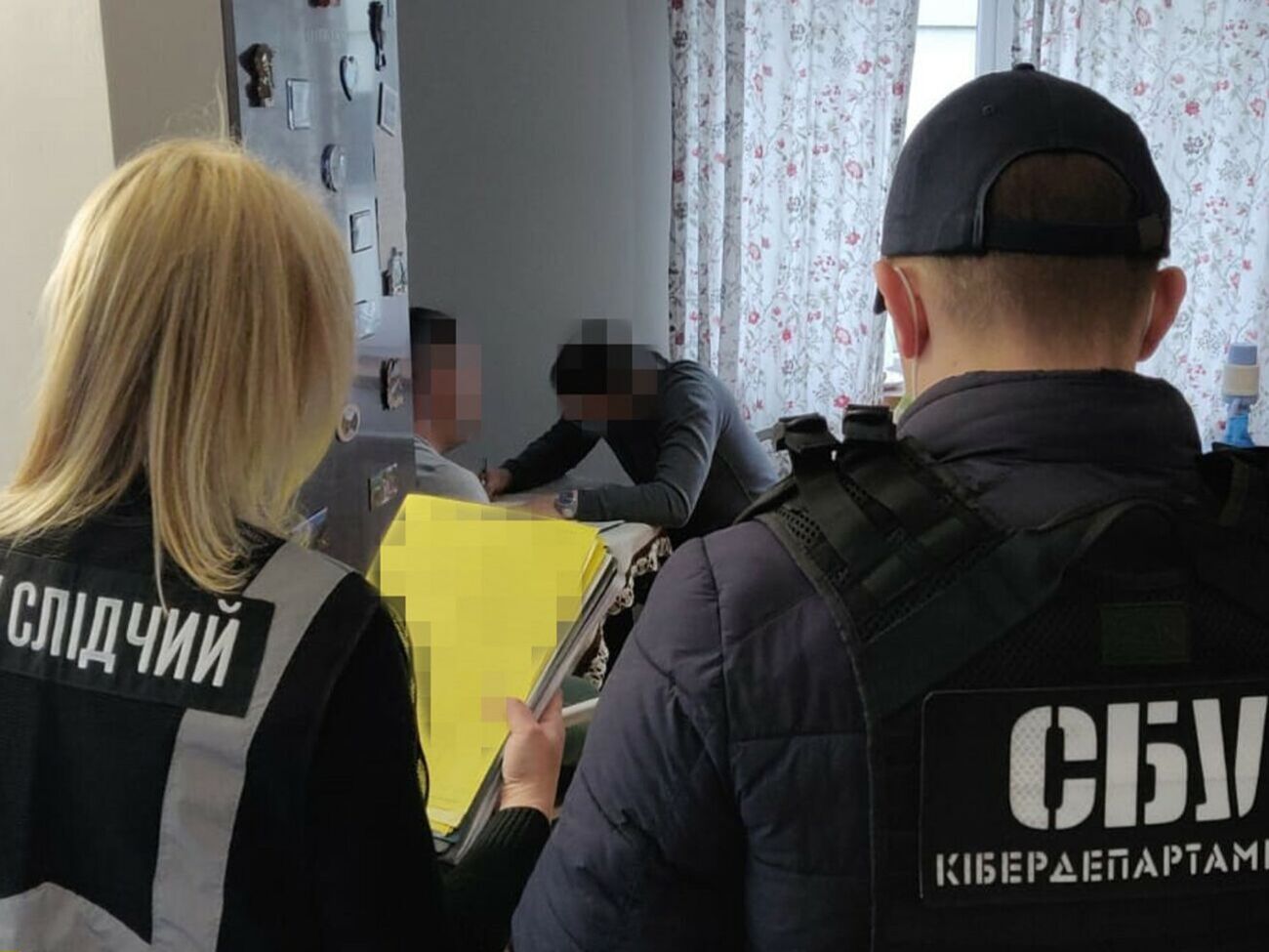 Правоохоронці провели обшуки за місцем фактичного проживання фігурантів