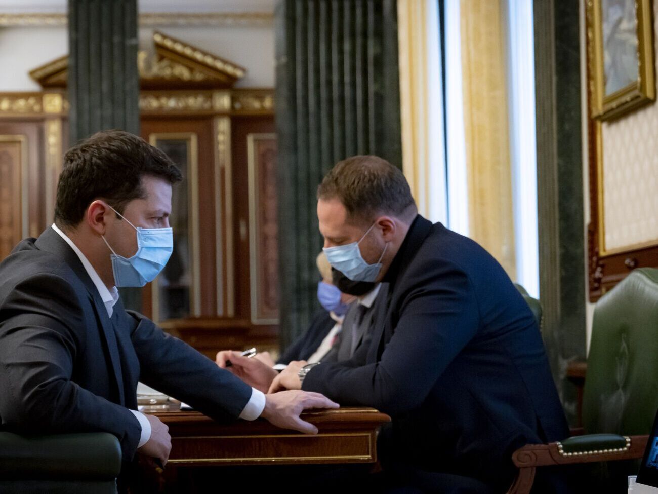 Очільник МОЗ має акцентувати увагу суспільства на ситуації з використанням кисню у лікарнях для пацієнтів із COVID-19, зазначив Зеленський (ліворуч)