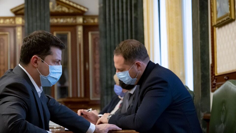 Глава Минздрава должен акцентировать внимание общества на ситуации с использованием кислорода в больницах для пациентов с COVID-19, отметил Зеленский (слева)