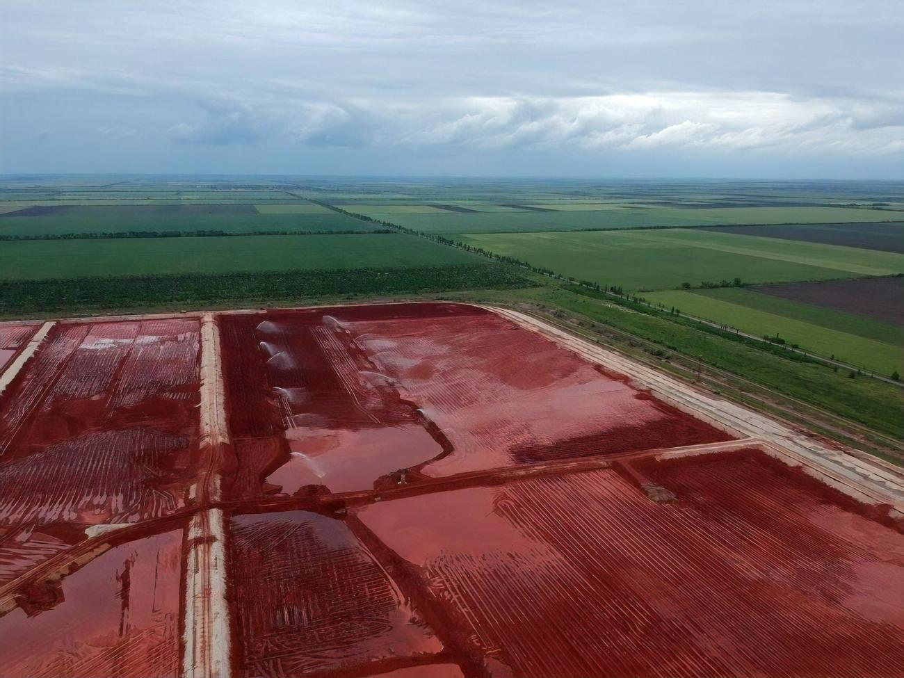 На заводе подчеркивают, что шлам отнесен к самому низкому&nbsp;&ndash; четвертому &ndash;&nbsp;классу опасности, к такой же категории отходов относится и строительный мусор