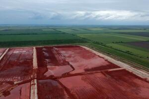 На заводе подчеркивают, что шлам отнесен к самому низкому – четвертому – классу опасности, к такой же категории отходов относится и строительный мусор