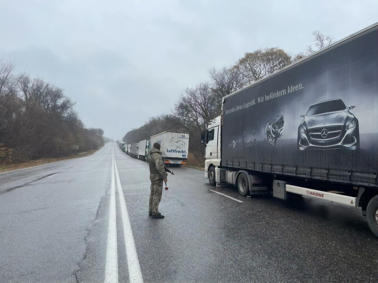 На пункті пропуску "Гоптівка" у Харківській області зібралося приблизно 200 вантажівок у черзі на в'їзд до Росії