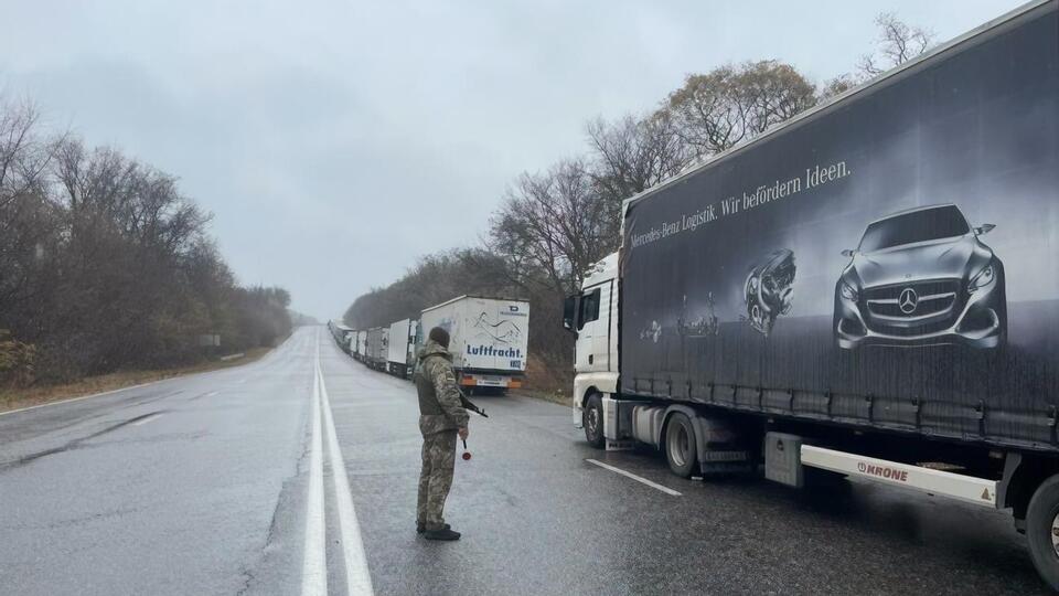 В пункте пропуска "Гоптовка" в Харьковской области скопилось около 200 грузовиков в очереди на въезд в Россию