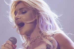 Миша Романова снялась в смелых позах