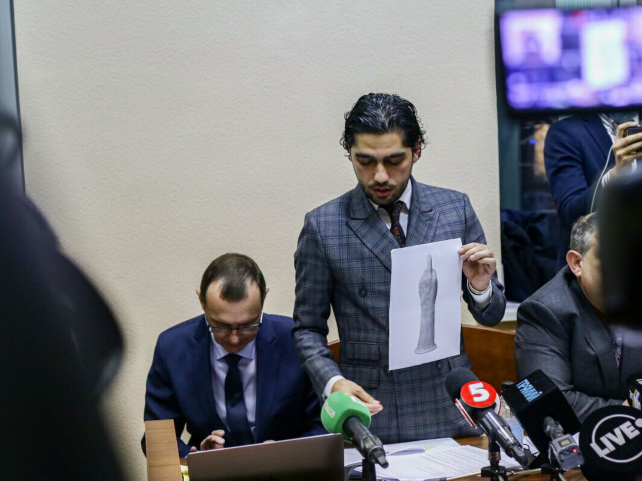 Лерос 4 листопада в Раді показав Зеленському середній палець, після цього стосовно нардепа відкрили кримінальне провадження