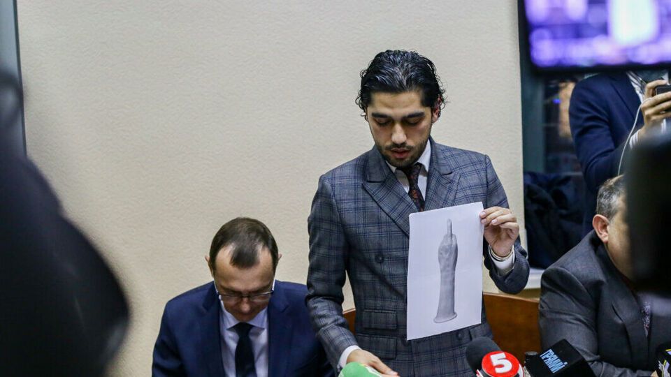 Лерос 4 листопада в Раді показав Зеленському середній палець, після цього стосовно нардепа відкрили кримінальне провадження
