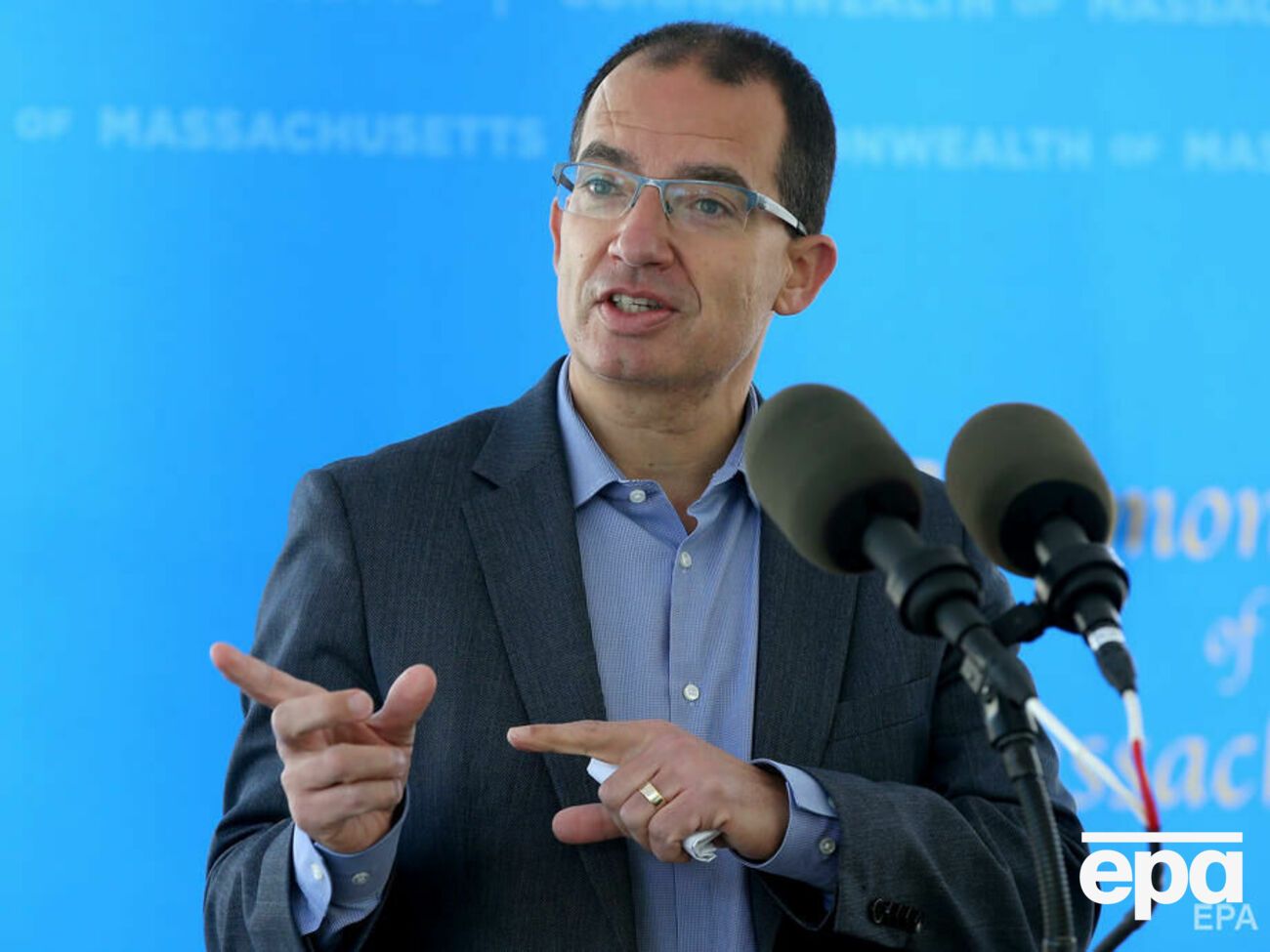 За словами Банселя, компаніям потрібні місяці, щоб розробити вакцини для штаму "Омікрон"