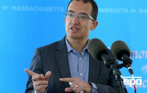 По словам Банселя, компаниям необходимы месяцы, чтобы разработать вакцины для штамма "Омикрон"