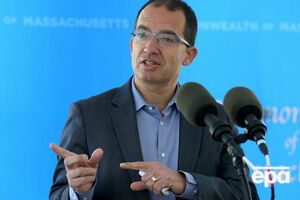 За словами Банселя, компаніям потрібні місяці, щоб розробити вакцини для штаму "Омікрон"