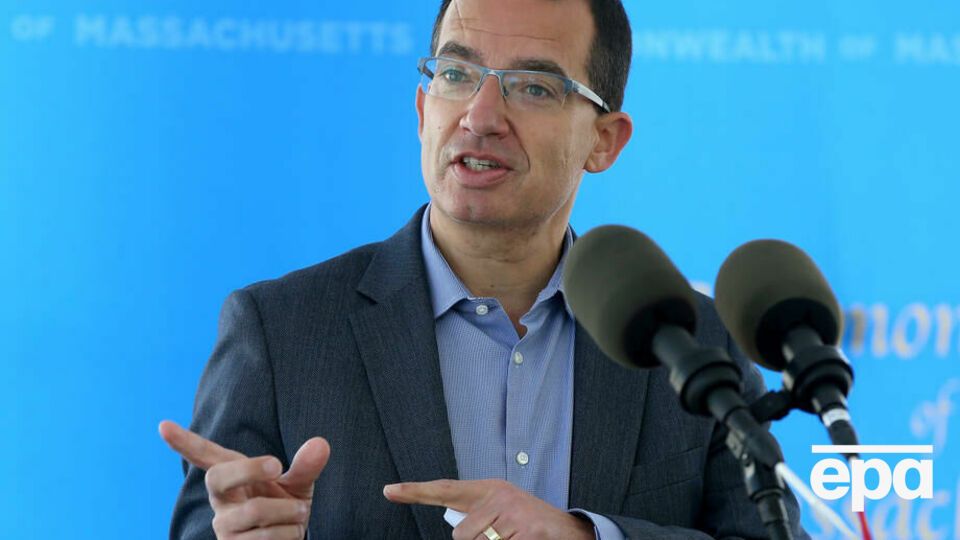 По словам Банселя, компаниям необходимы месяцы, чтобы разработать вакцины для штамма "Омикрон"