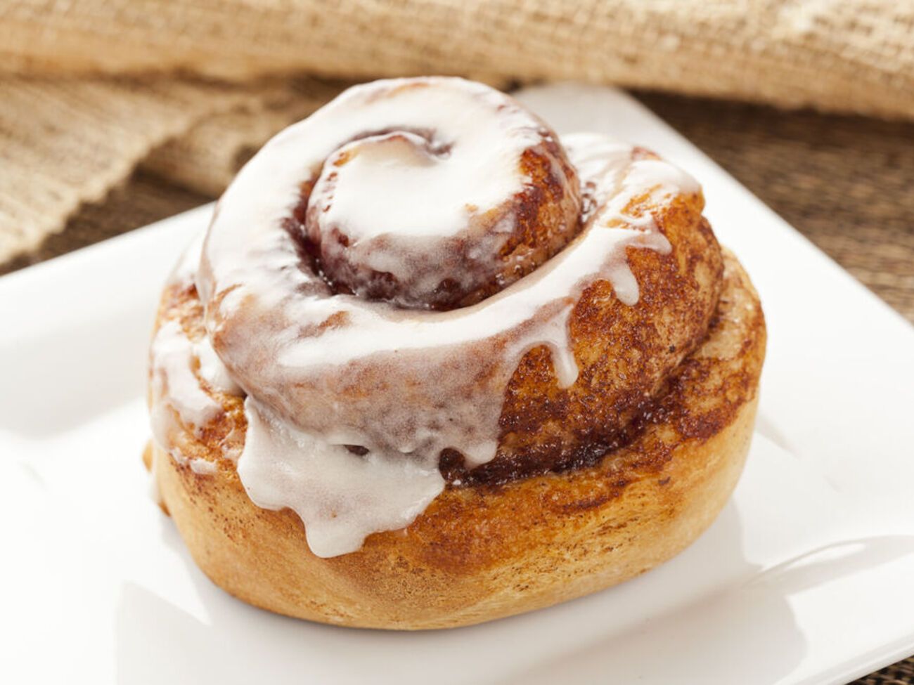 Синнабоны нужно покрывать кремом, пока они еще теплые