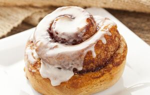 Синнабоны нужно покрывать кремом, пока они еще теплые