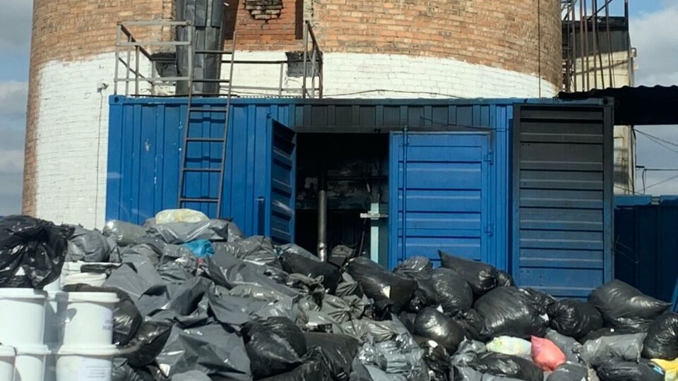 Учасники угруповання викинули понад 6 тис. тонн небезпечних медичних відходів на земельні ділянки у Київській, Миколаївській та Львівській областях, повідомили в прокуратурі