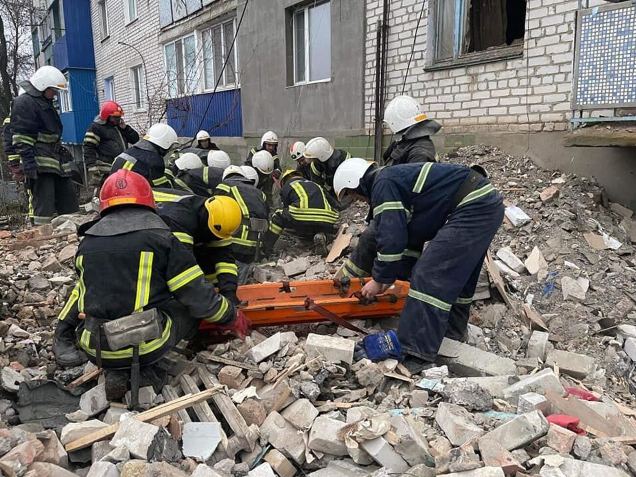 Спасатели продолжают вывоз строительного мусора с места происшествия