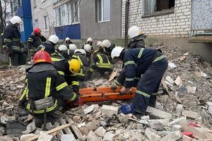 Спасатели продолжают вывоз строительного мусора с места происшествия