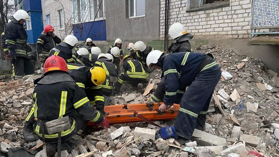 Спасатели продолжают вывоз строительного мусора с места происшествия