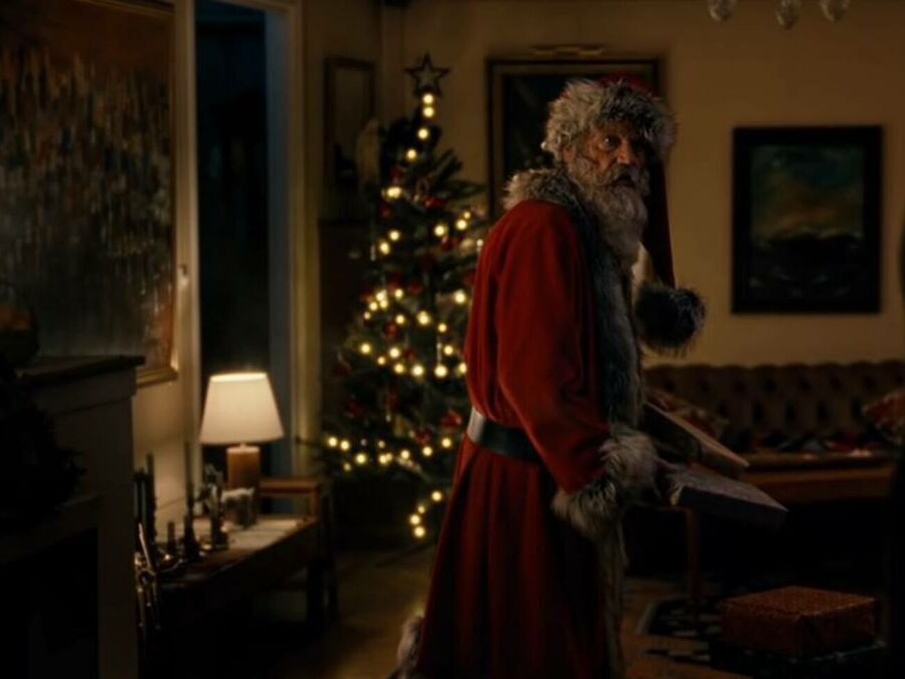 По сюжету Санта-Клаус влюблен в норвежца Гарри