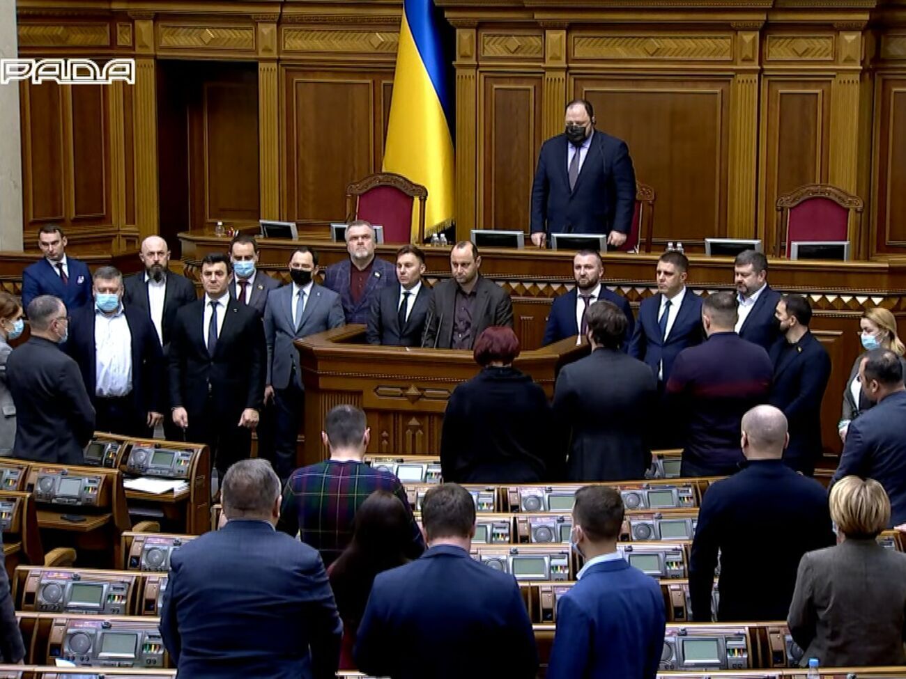 Негулевський (біля трибуни в центрі) матюкався, коли вийшов говорити про загиблих та постраждалих від вибуху у багатоповерхівці в Миколаївській області