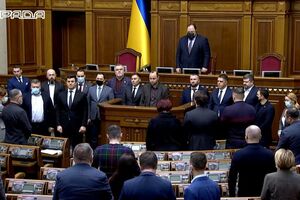 Негулевський (біля трибуни в центрі) матюкався, коли вийшов говорити про загиблих та постраждалих від вибуху у багатоповерхівці в Миколаївській області