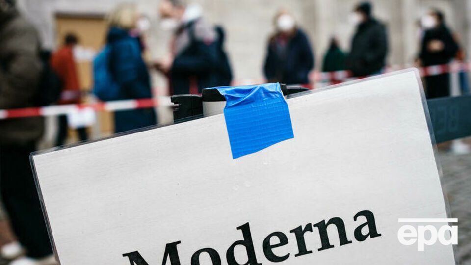 Moderna работает над созданием вакцины против штамма коронавируса "Омикрон"