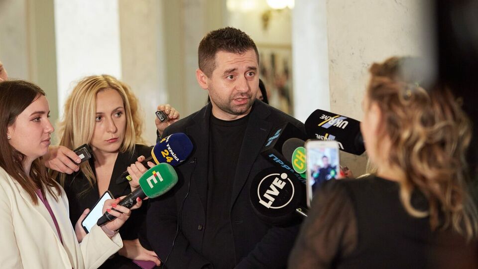 Арахамия: Это просто кто-то взял деньги и начал работать над тем, чтобы выводить мажоритарщиков