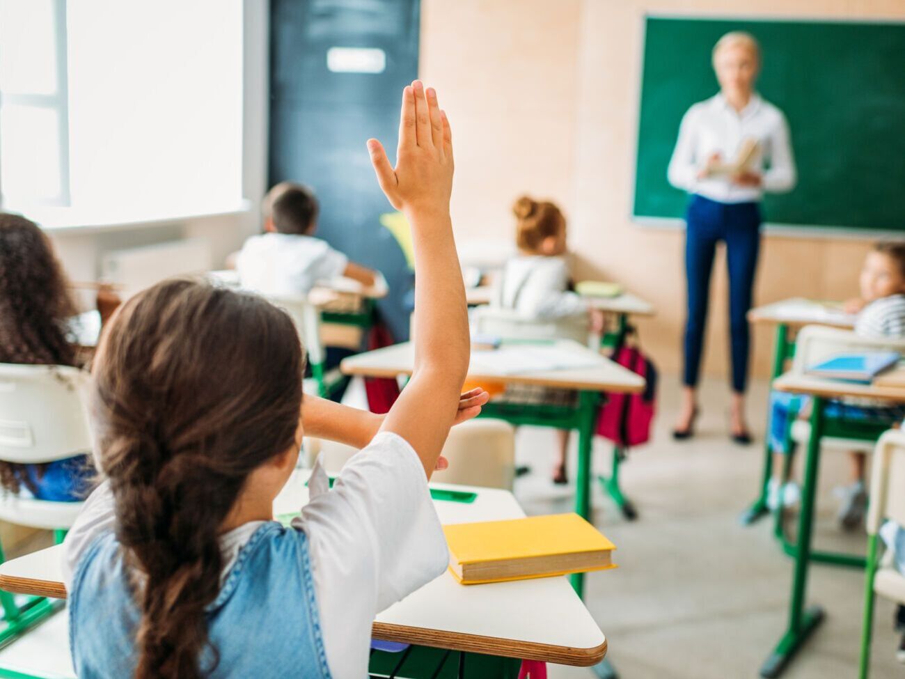 Зарплаты учителям в Украине повышают второй раз за год