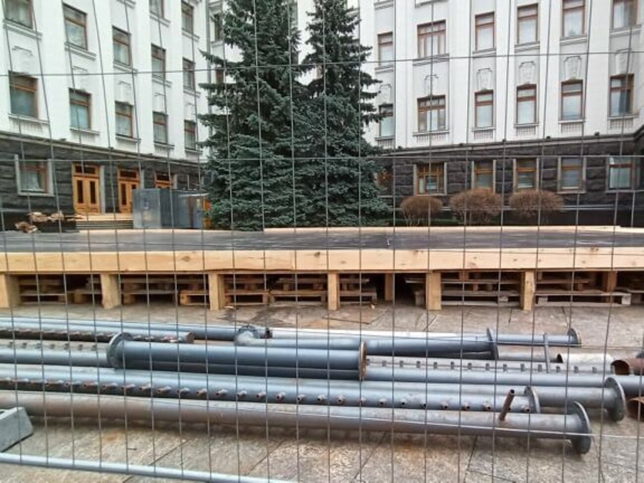Під Офісом президента втретє встановлюють ковзанку
