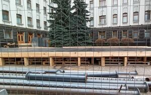 Під Офісом президента втретє встановлюють ковзанку