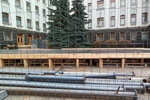 Під Офісом президента втретє встановлюють ковзанку