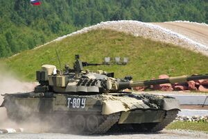 Російські військові експериментують щонайменше з двома новими методами захисту своїх танків, пише видання