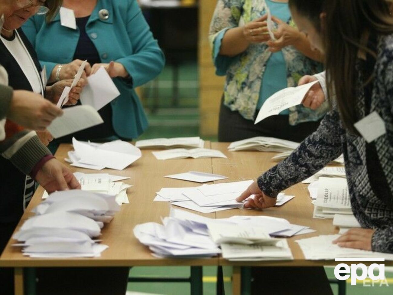 Жителям Венгрии предложат ответить на пять вопросов, касающихся "защиты детей"