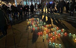 Наприкінці учасники запалили лампадки та склали з них слово "Гідність"