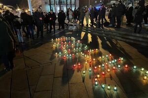 В конце участники зажгли лампадки и составили из них слово "гідність"