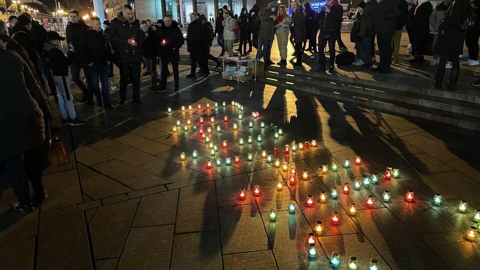 В конце участники зажгли лампадки и составили из них слово "гідність"