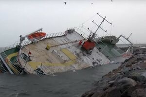 Сильний вітер порвав канати й корабель врізався в каміння