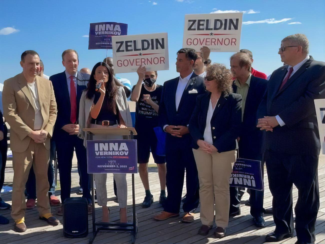 Верников (в центре) уехала с семьей из Украины в 12-летнем возрасте