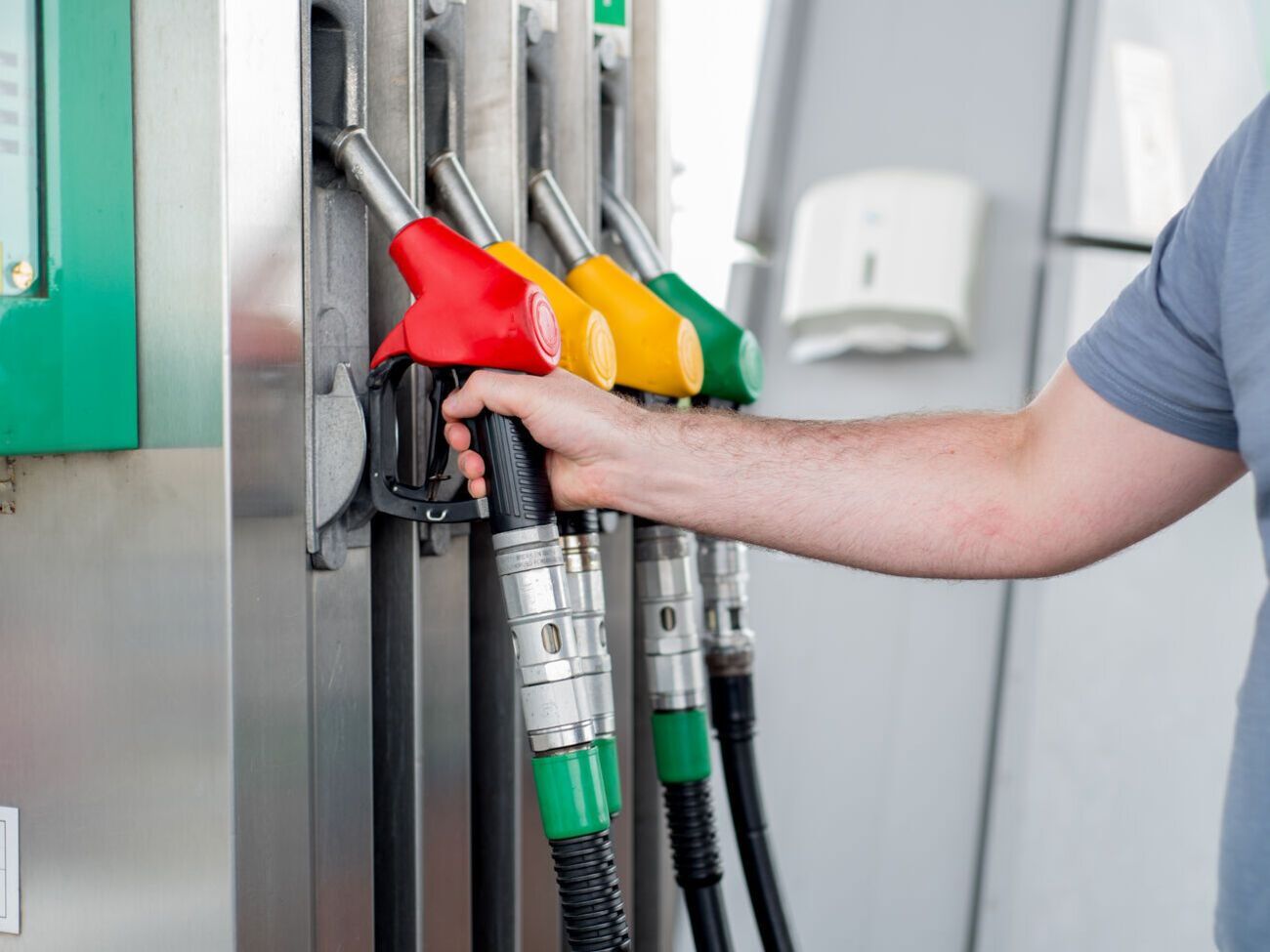 На ряде заправок продают по сути 92-й бензин по цене 95-го, отметили в Институте потребительских экспертиз