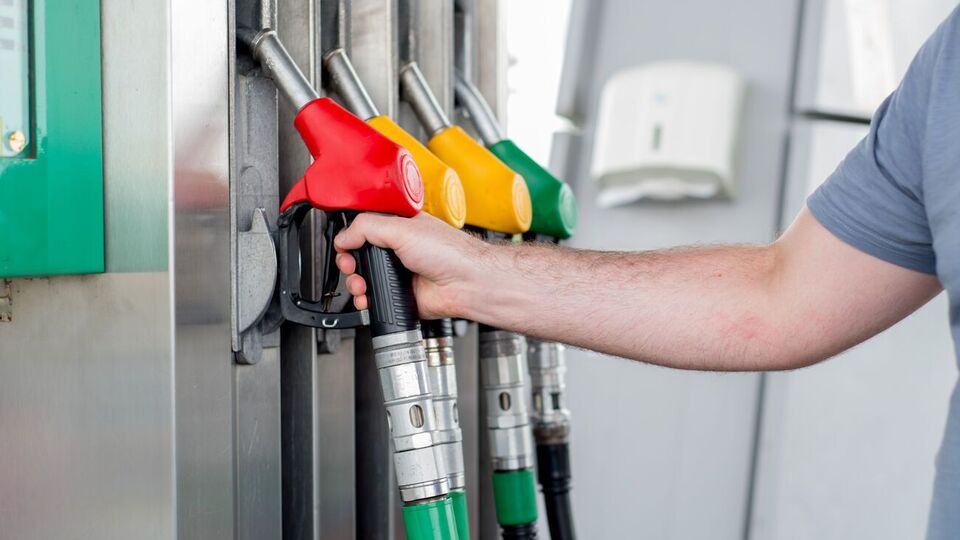 На ряде заправок продают по сути 92-й бензин по цене 95-го, отметили в Институте потребительских экспертиз