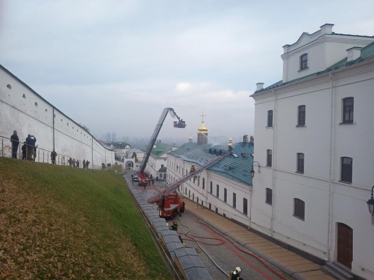 Пожежа виникла у двоповерховій будівлі корпусу №68 на вулиці Лаврській