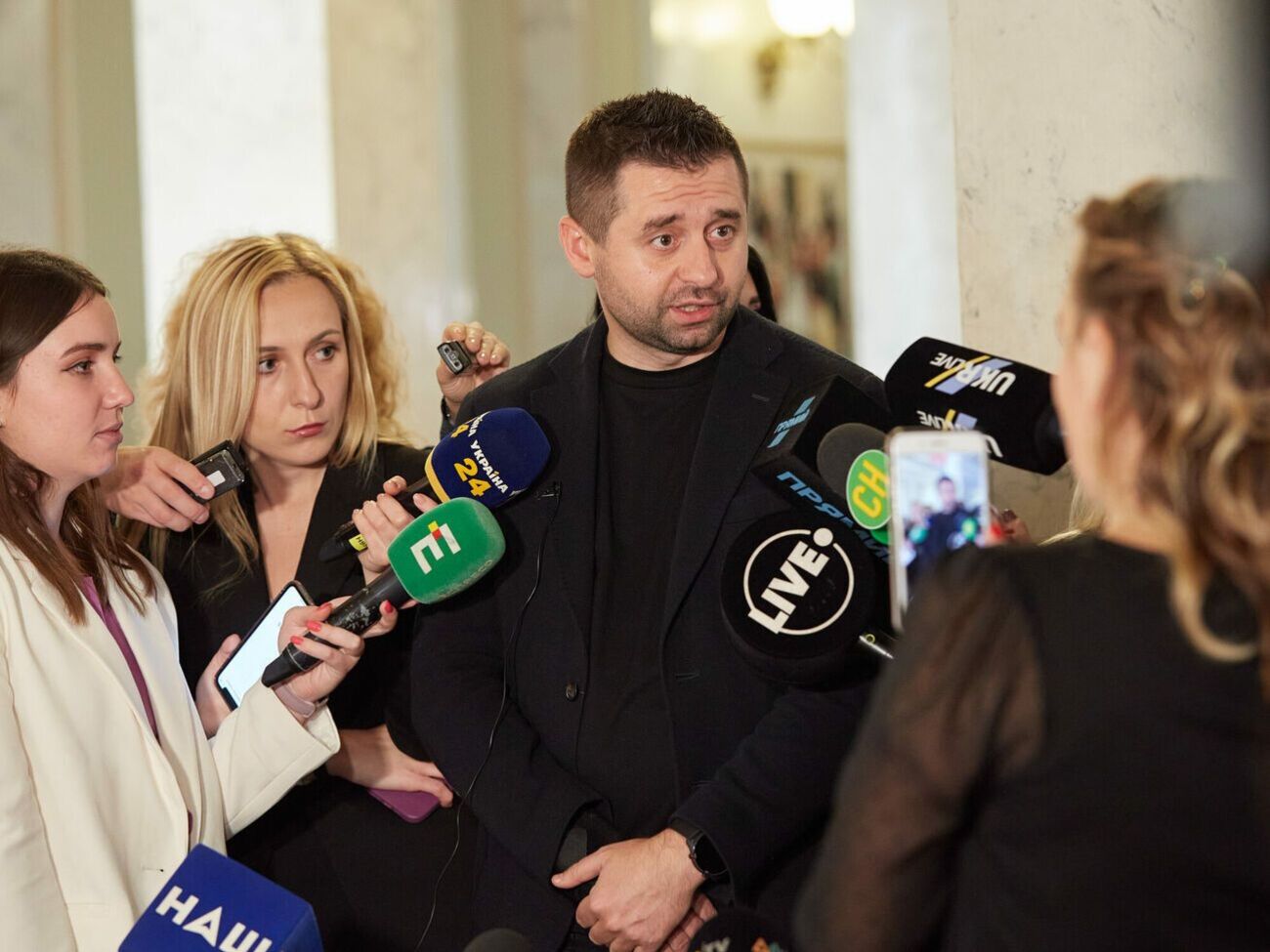 Арахамия сказал, что отставки в правительстве могут обсудить через полгода
