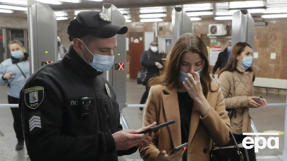 У зв'язку з поширенням коронавірусу українська влада ввела в країні карантин