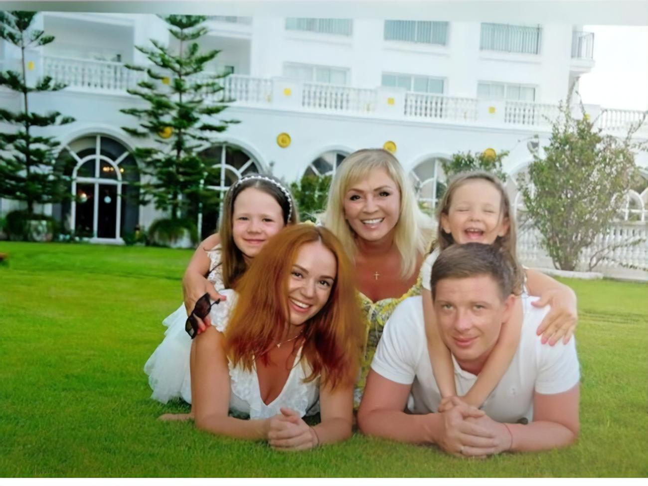 Донька Ауріки Ротару Анастасія (ліворуч знизу) навчається зараз на дизайнерських курсах