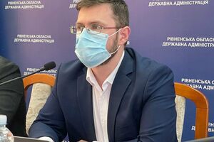 В "красной" зоне карантина разрешается работа школ при условии вакцинации 100% сотрудников учреждения, отметил Кузин