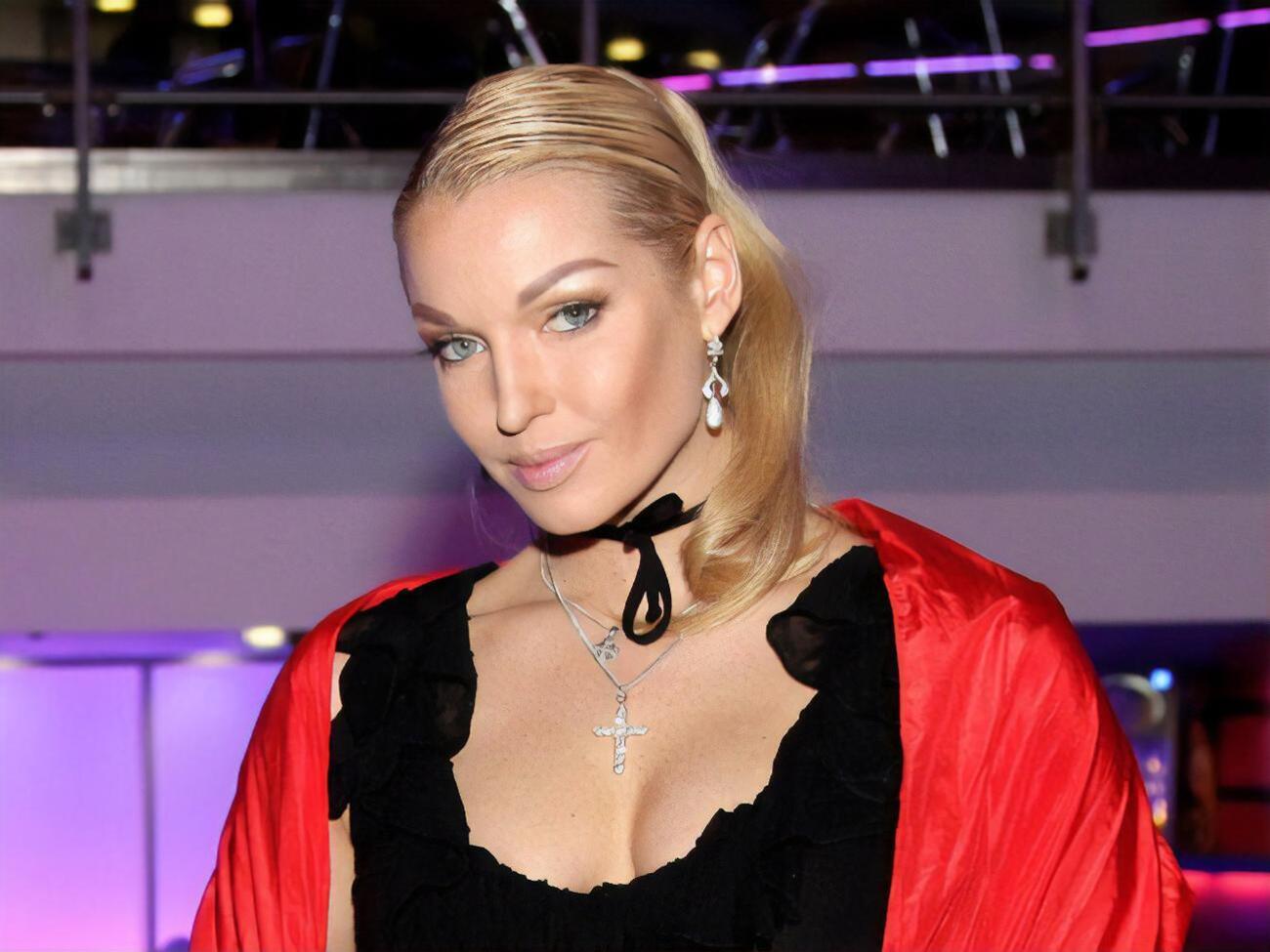 Волочкова сейчас отдыхает в Турции и чуть ли не ежедневно выкладывает свои фото со шпагатом