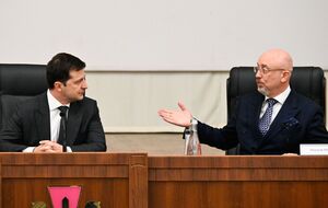 Резніков (праворуч) зарекомендував себе як професіонал на посаді глави Мінреінтеграції, зазначив Зеленський (ліворуч)