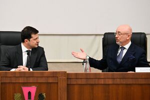 Резников (справа) зарекомендовал себя как профессионал на посту главы Минреинтеграции, отметил Зеленский (слева)